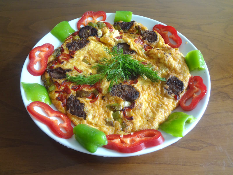 PEYNİRLİ SUCUKLU OMLET 1